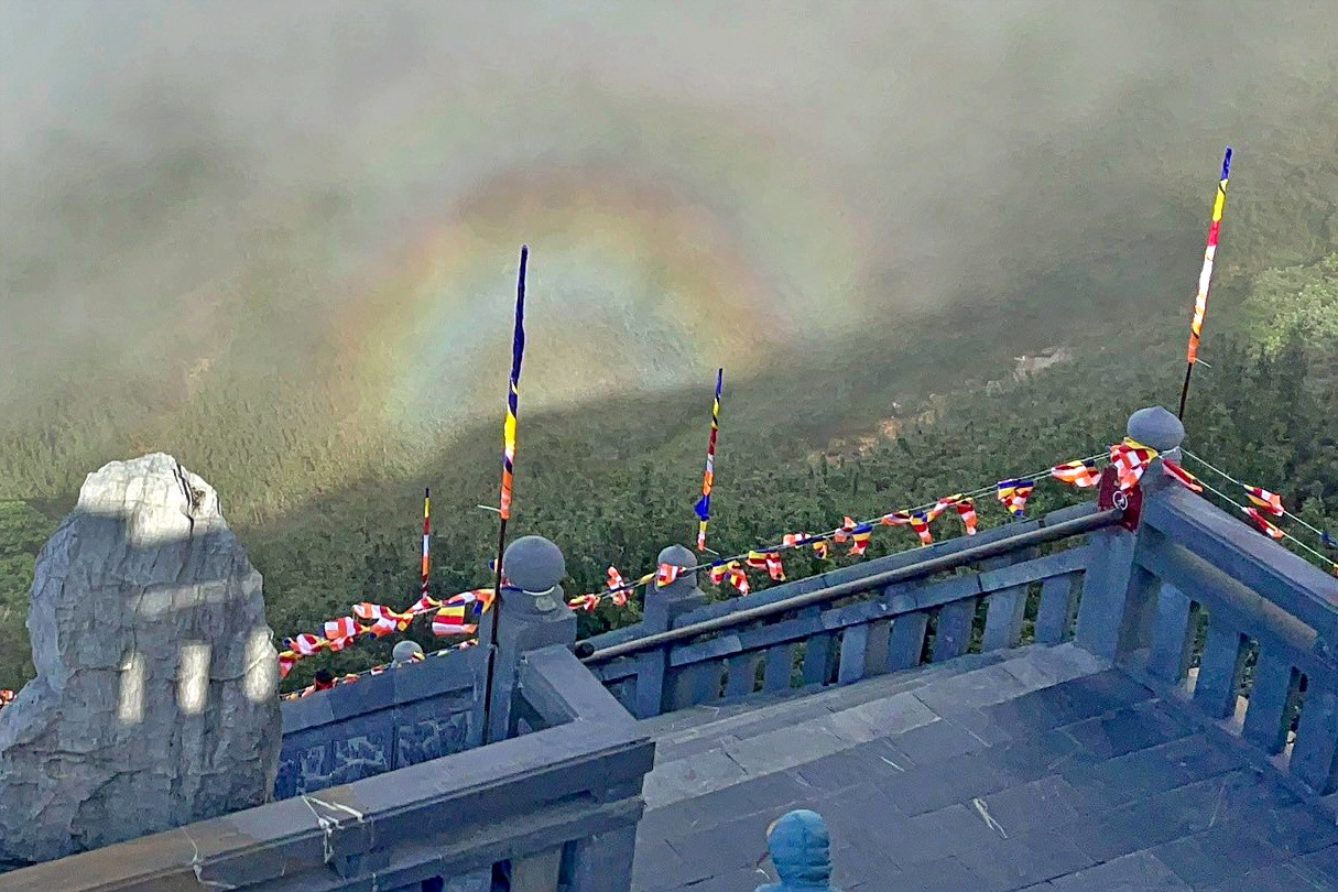 Hiện tượng Phật quang bất ngờ xuất hiện trên đỉnh Fansipan