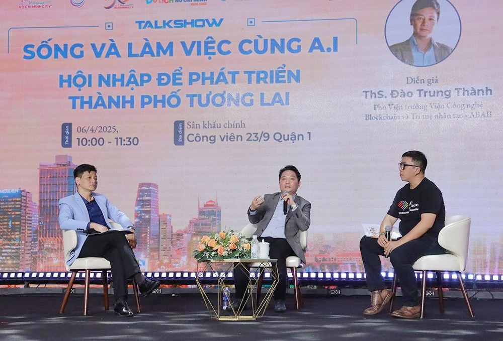 Talkshow &apos;Sống và làm việc cùng AI: Hội nhập để phát triển thành phố tương lai&apos;