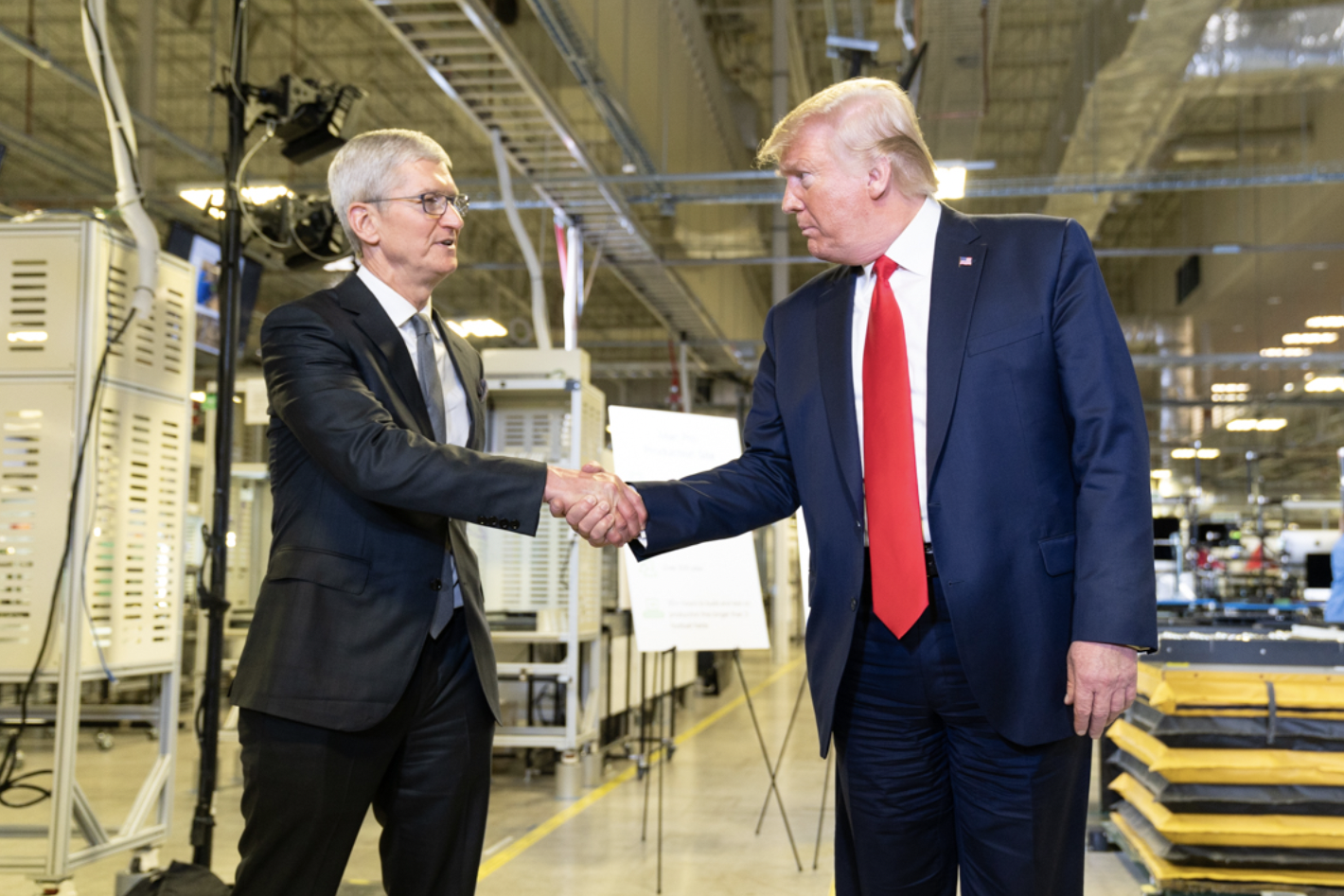 Ông Trump ‘tuyệt đối’ tin tưởng Mỹ có thể sản xuất iPhone