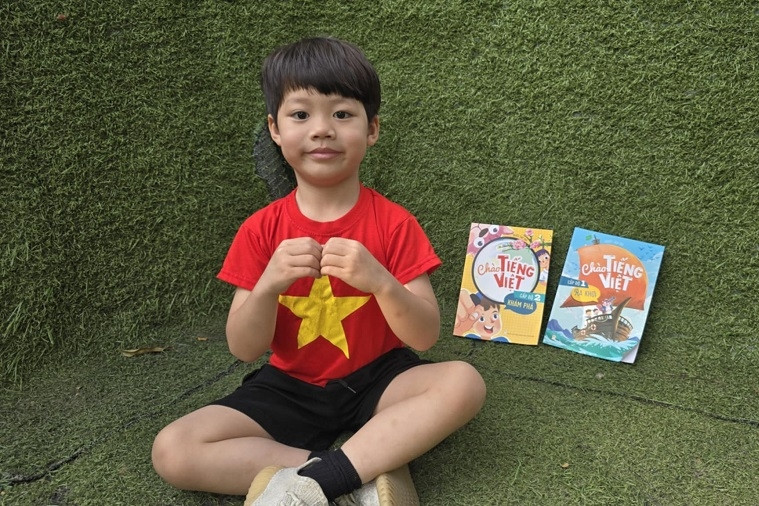 Bộ sách tiếng Việt kết nối kiều bào với Tổ quốc