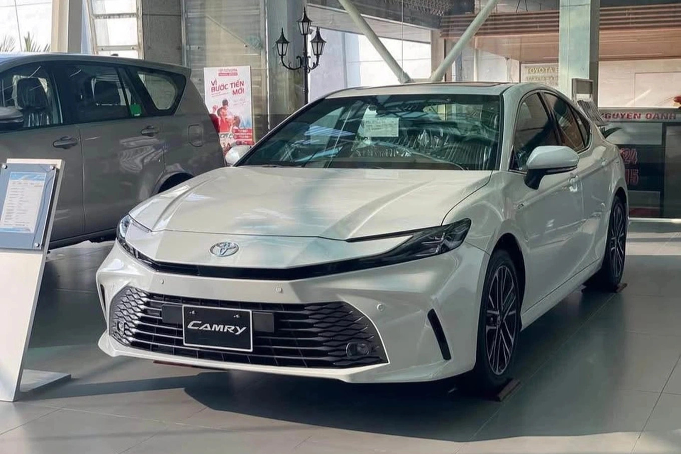 Nhiều xe mới giảm cả trăm triệu đồng, người mua 'lợi đơn, lợi kép'