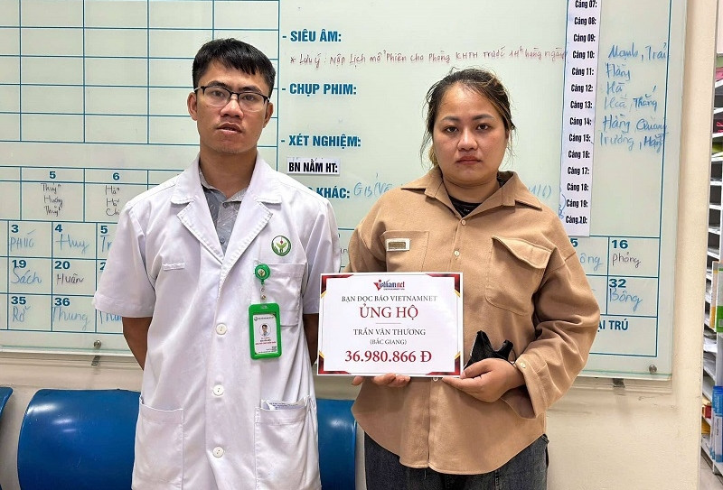 Báo VietNamNet trao hơn 36 triệu đồng tới anh Trần Văn Thương bị liệt