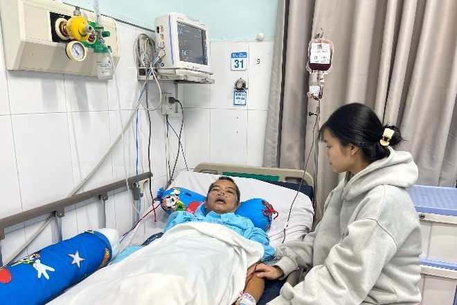 Cha bị ong đốt nguy kịch, nữ sinh không có tiền cứu ba khẩn cầu giúp đỡ