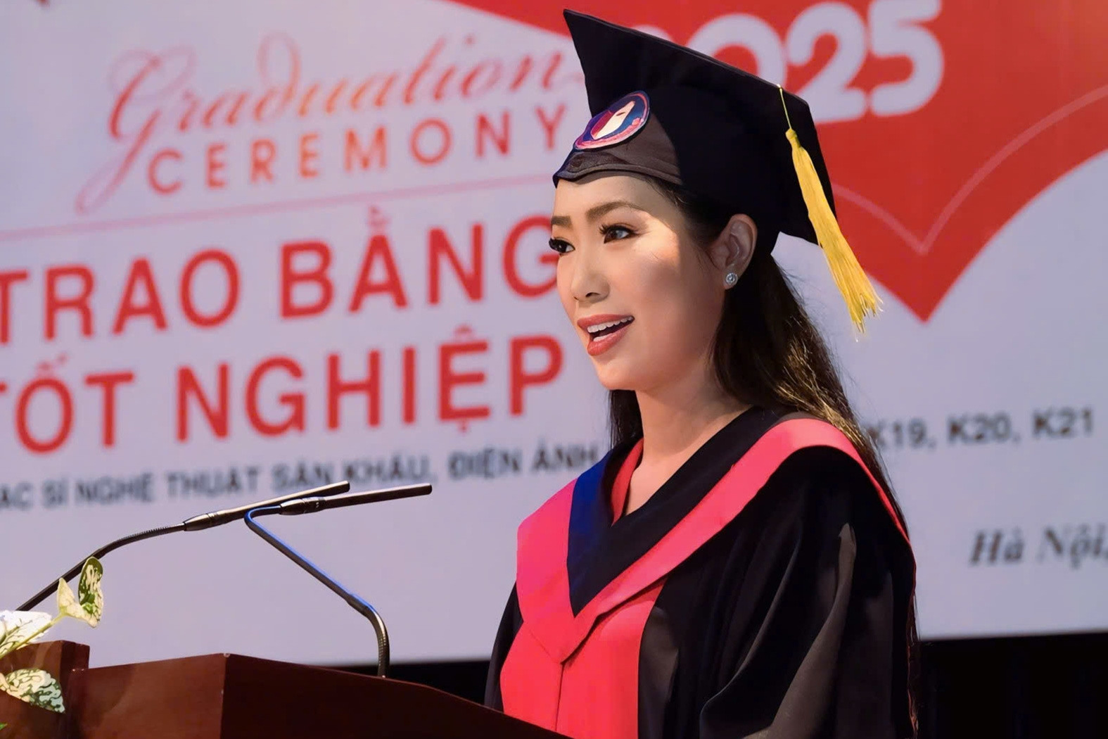 NSND Trịnh Kim Chi nhận bằng thạc sĩ ở tuổi 54