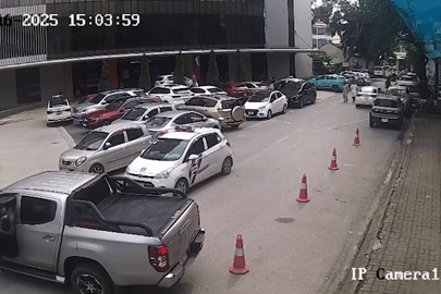 Ô tô bất ngờ lùi cán qua người phụ nữ đi bộ trong bệnh viện ở Hà Nội
