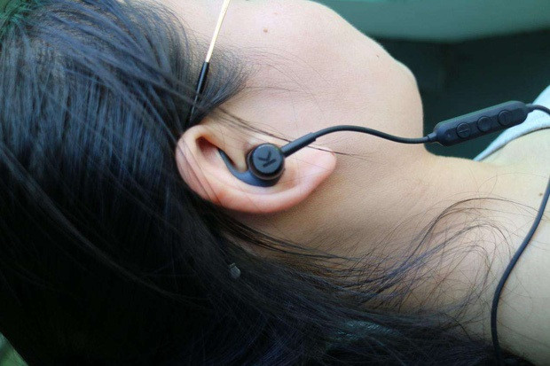   1.1 billion young people will be at risk of becoming deaf because of the wrong way of using headphones - Photo 1.