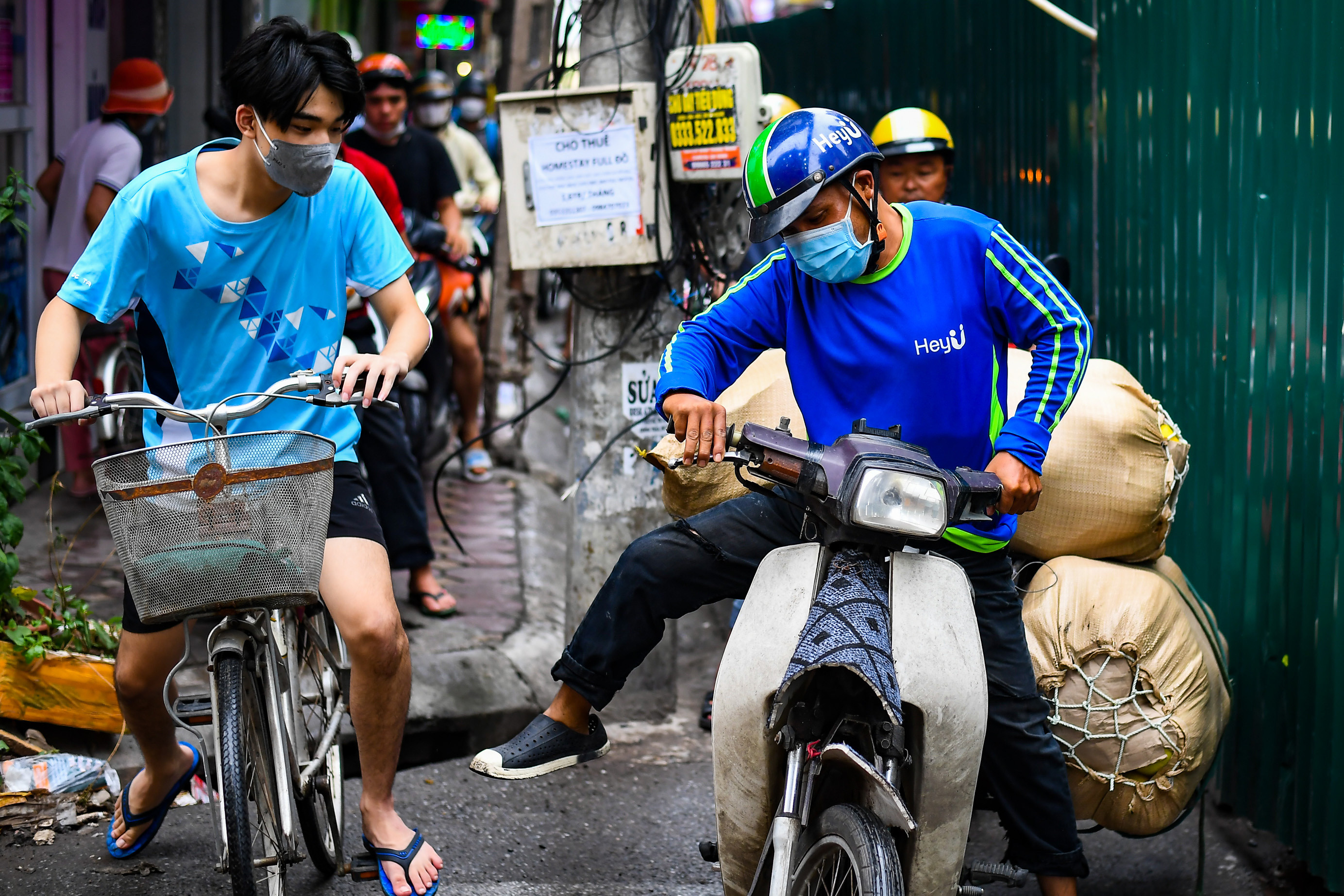 Vẹo người lái xe máy qua lối đi 'con kiến' ở Hà Nội