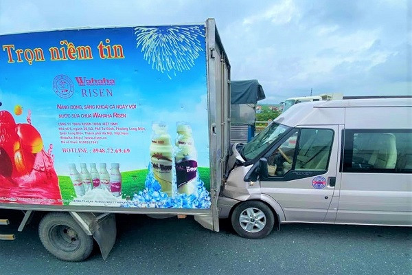 Ba ô tô đâm nhau trên cầu Thanh Trì, dòng phương tiện ‘kẹt cứng’ lúc giữa trưa