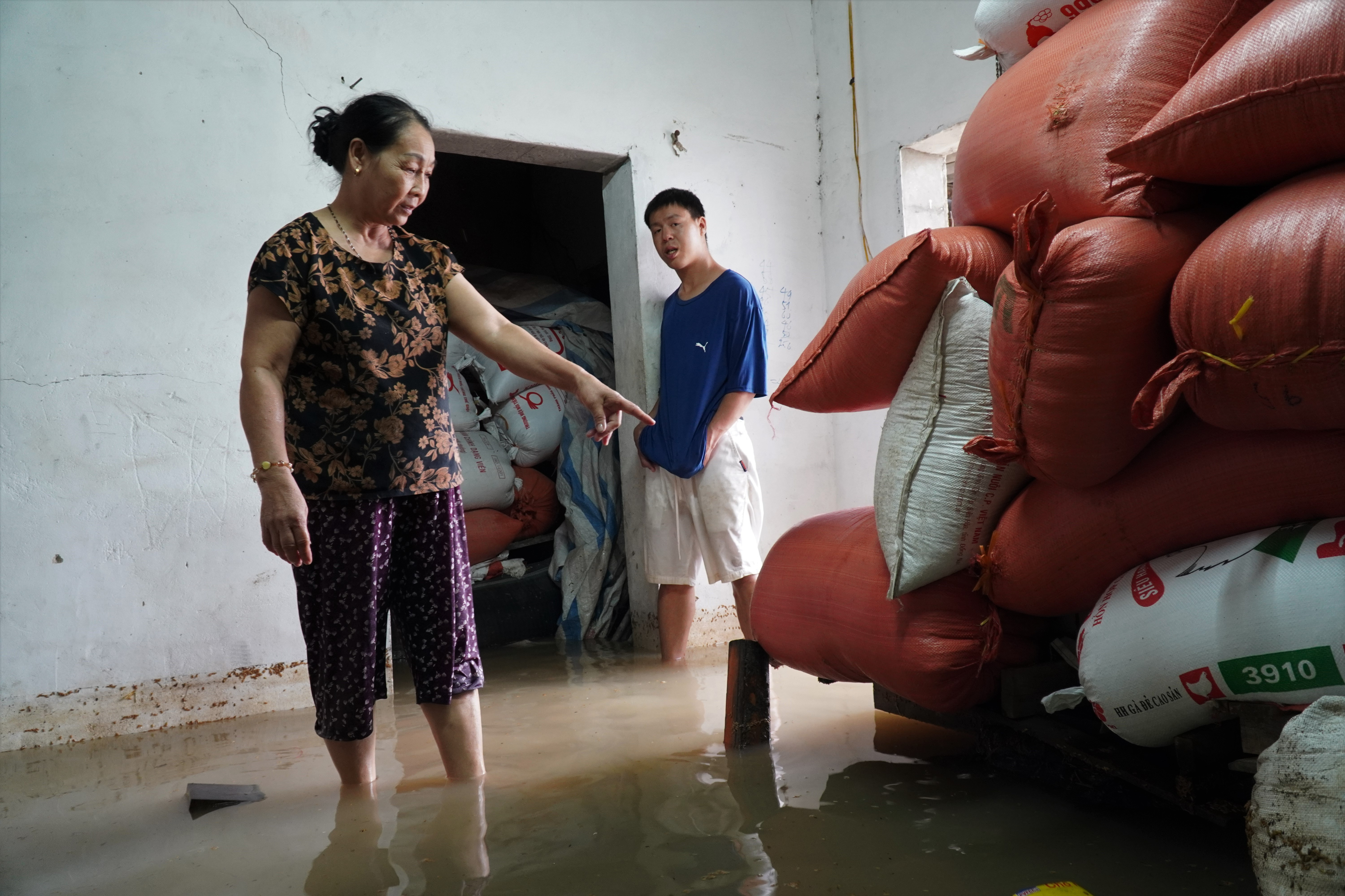 Lũ lên nhanh, dân khóc ròng xót hơn 20 tấn thóc bị nhấn chìm