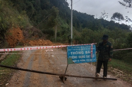 Sạt lở đất khiến 6.000 người ở Quảng Nam bị cô lập