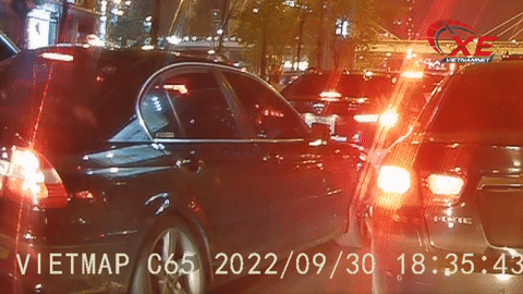 Đi xe BMW vô tư xả rác ra đường khi dừng chờ đèn đỏ ở Hà Nội