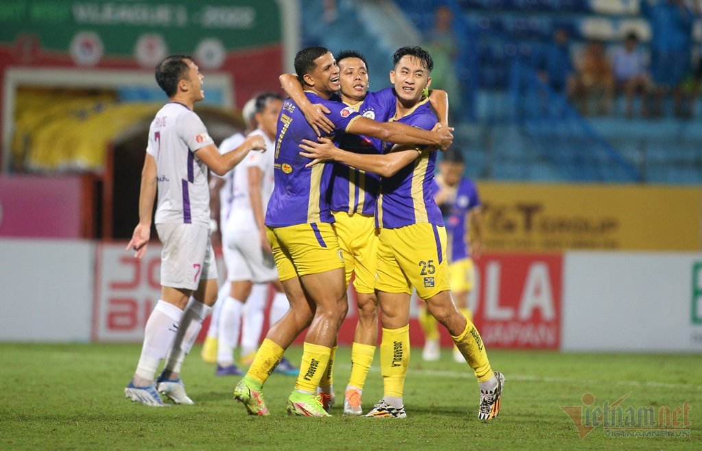 Văn Quyết và Tuấn Hải tỏa sáng, Hà Nội FC hạ Bình Dương 5-1