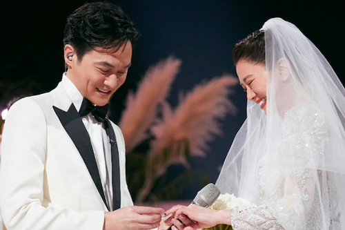 Tài tử 'Anh hùng xạ điêu' cưới Hoa hậu Hong Kong sau 21 năm