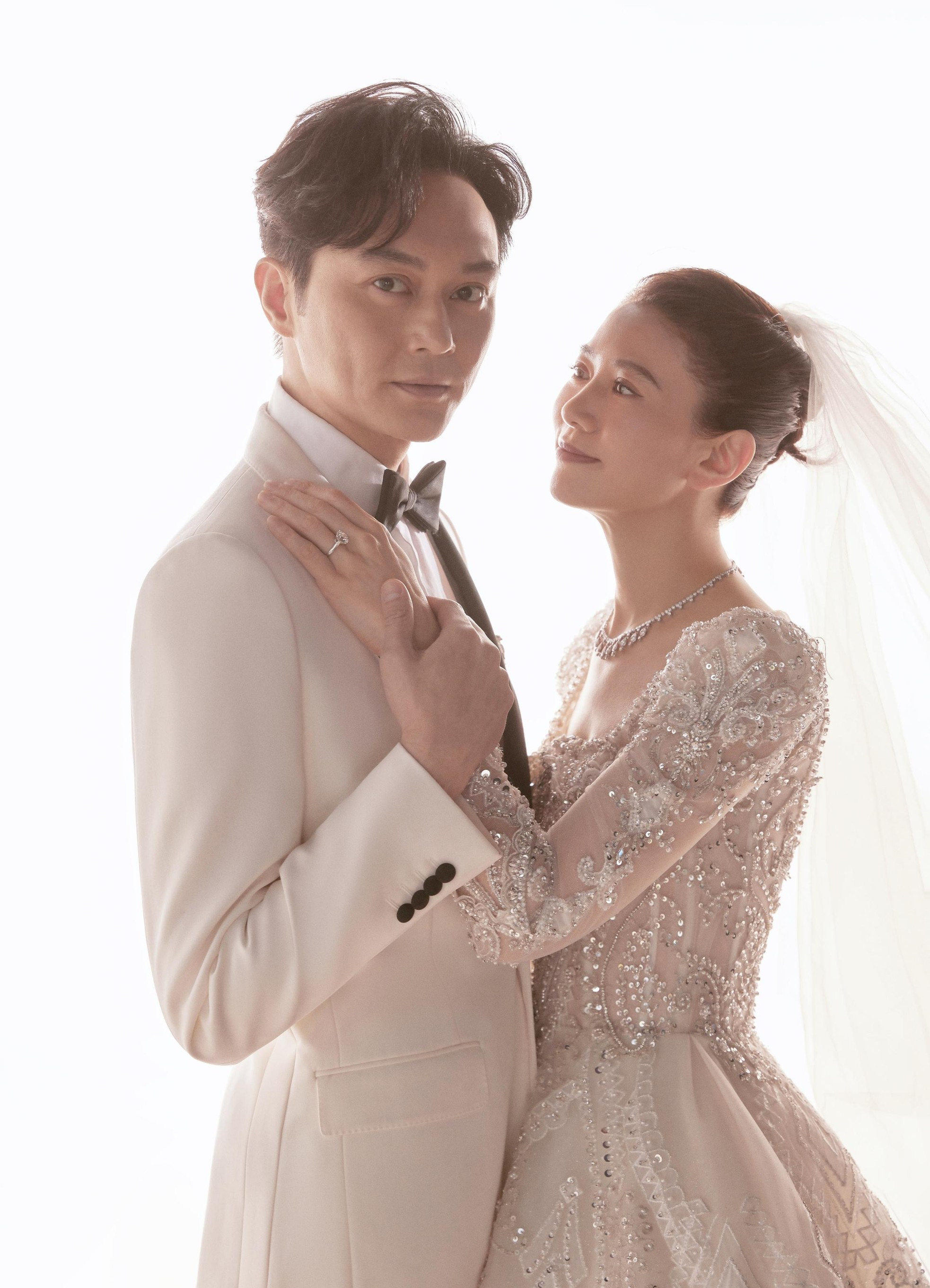 Tài tử 'Anh hùng xạ điêu' cưới Hoa hậu Hong Kong sau 21 năm ảnh 11