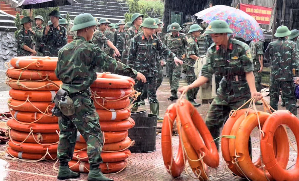 Hàng trăm chiến sĩ Sư đoàn 324 xuất quân giúp dân khắc phục lũ lụt