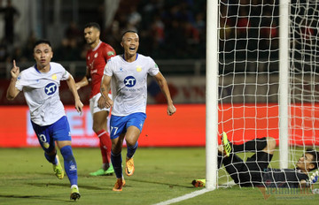 Video bàn thắng Nam Định 2-0 Hà Tĩnh: Trợ lý thầy Park trổ tài