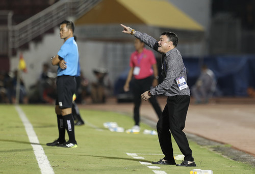 HLV Trương Việt Hoàng từ chức sau trận TPHCM thua Sài Gòn FC