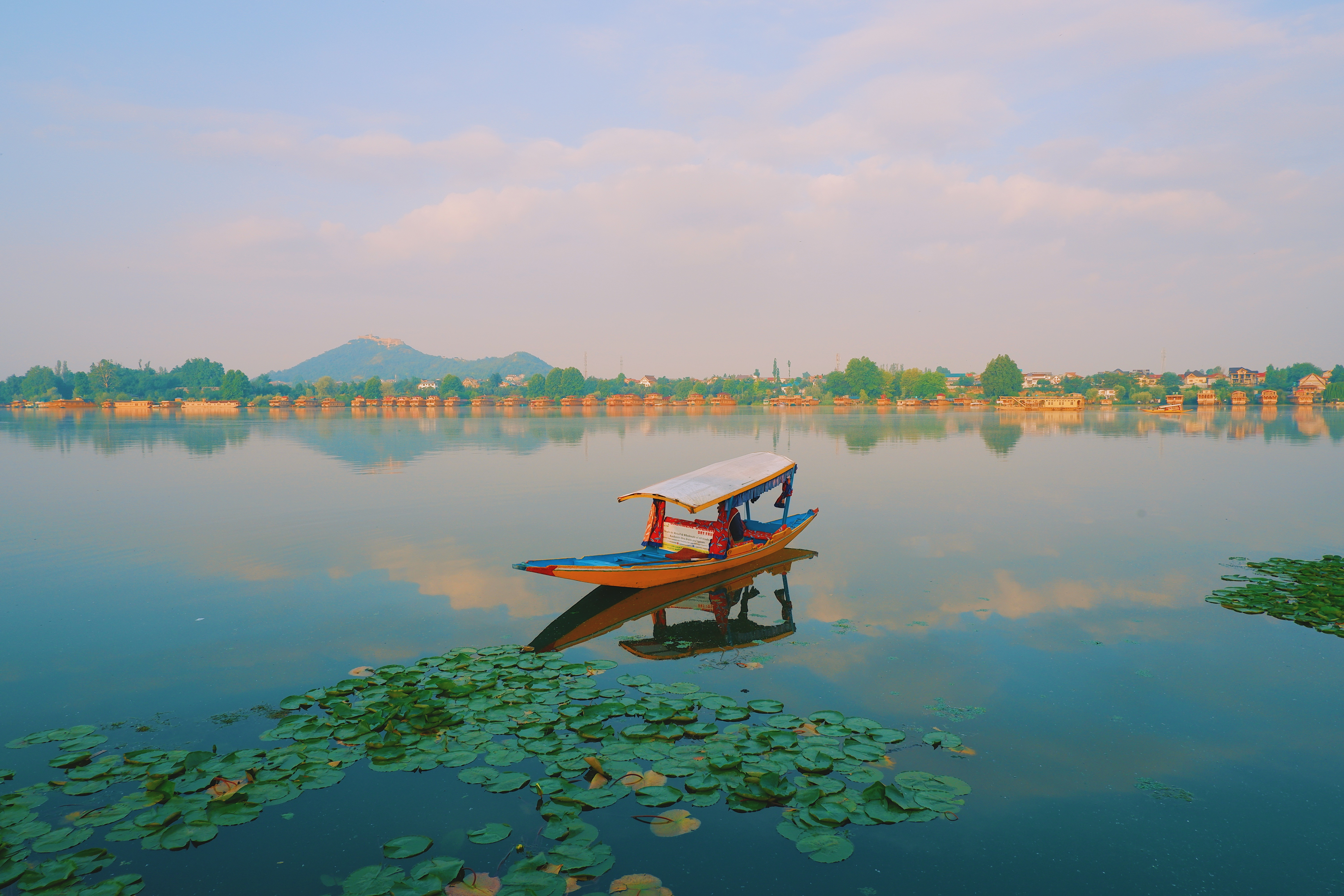 Hồ Nigeen hồ nước lớn thứ 2 của Srinagar sau hồ Dal. Xa xa gần gần là các house boat, ở Srinagar rất phát triển dịch vụ nhà thuyền. Ngắm bình minh trên thuyền buổi sớm là một trải nghiệm vô cùng dễ chịu.