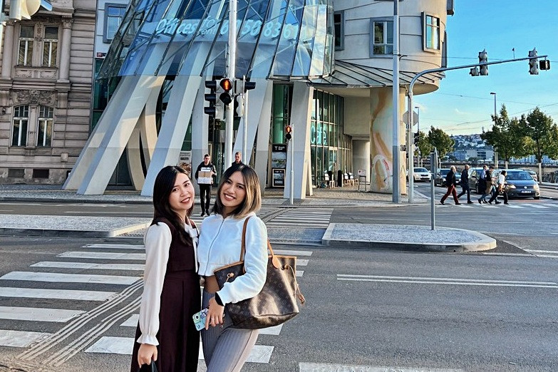 Đôi bạn thân 10X du lịch 7 nước châu Âu kỷ niệm tình bạn 7 năm