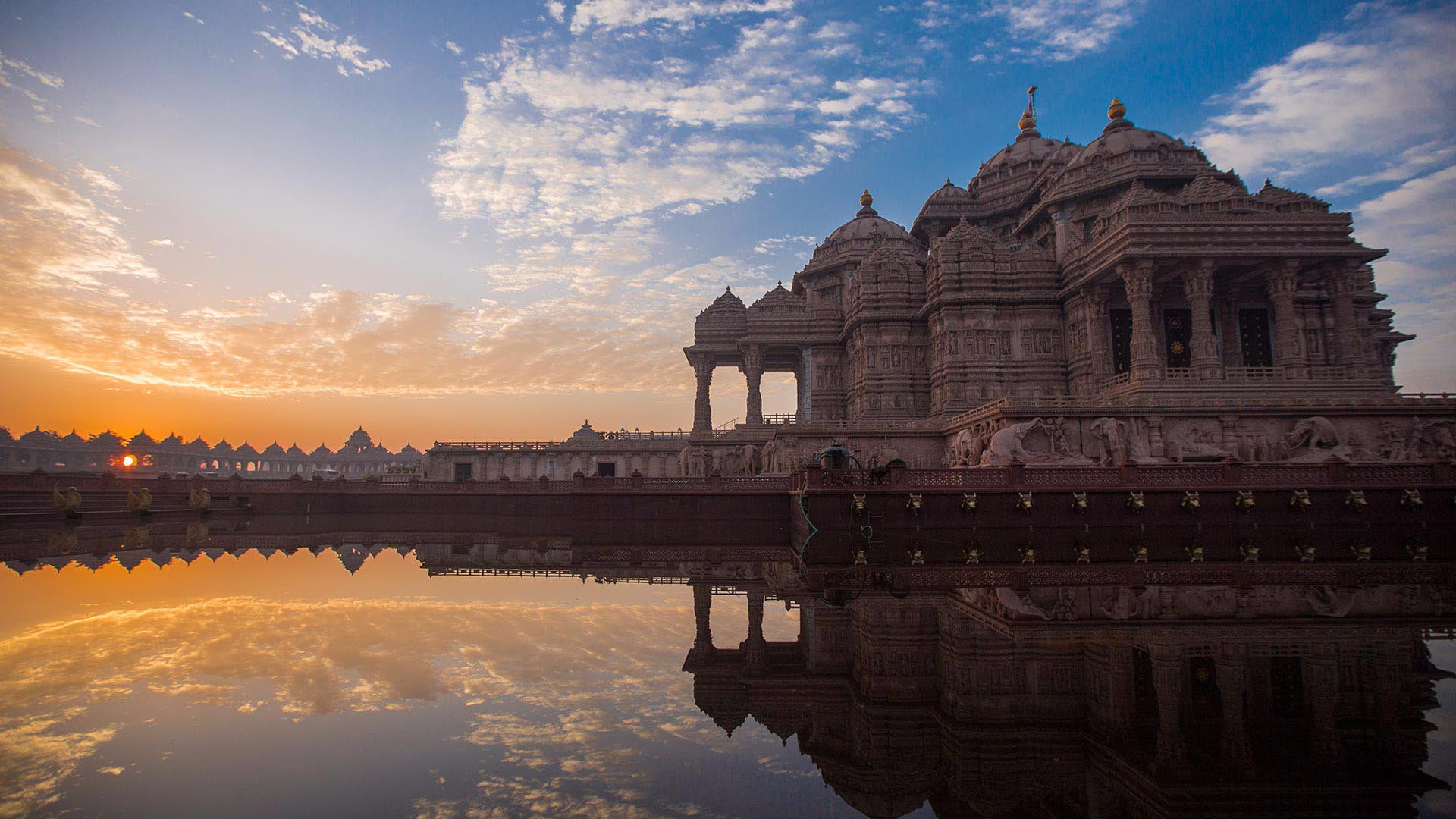 Aksharardham temple - ngôi đền được mệnh danh là bức tranh văn hóa vạn năm của xứ Ấn. Công trình Hindu giáo vĩ đại nhất của Án Độ toạ lạc ở phía đông của thủ đô New Delhi, điểm đến không thể bỏ qua khi đến Delhi
