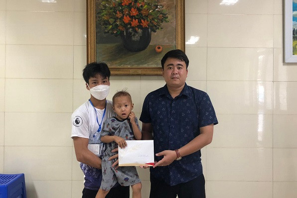 Bé Sùng Duy Khánh bị ung thư võng mạc được ủng hộ hơn 33 triệu đồng