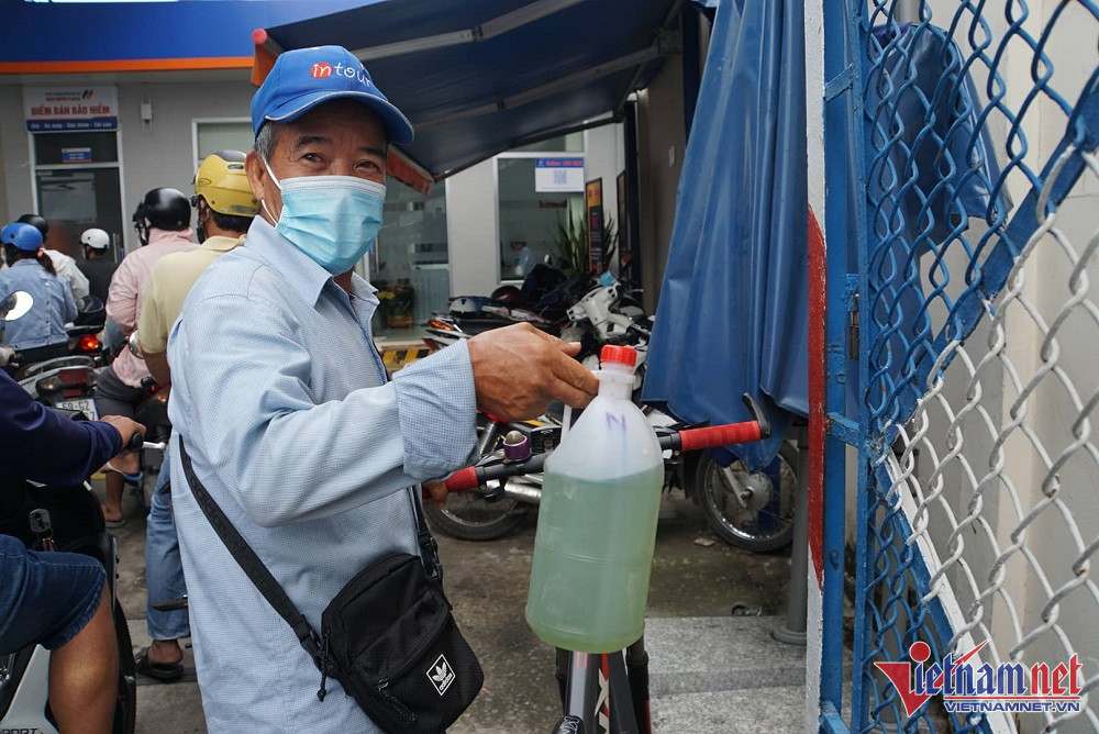 Rồng rắn kéo nhau đi đổ xăng, mang cả can dự trữ