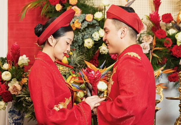 MC Liêu Hà Trinh hạnh phúc rạng rỡ bên chồng trong lễ gia tiên