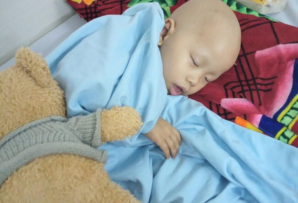 Tiếng khóc xé lòng của bé gái 3 tuổi đã 3 lần phẫu thuật cắt khối u