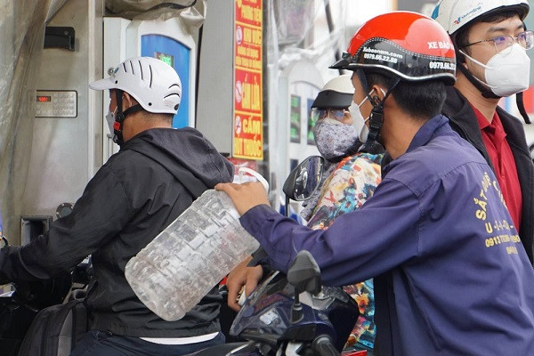 Sở Công Thương TP.HCM: Không bán xăng dầu cho người mang can mua dự trữ