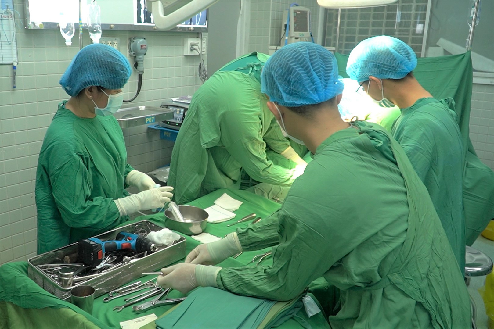 Phòng mổ cấp cứu Bệnh viện Chợ Rẫy sáng đèn xuyên đêm