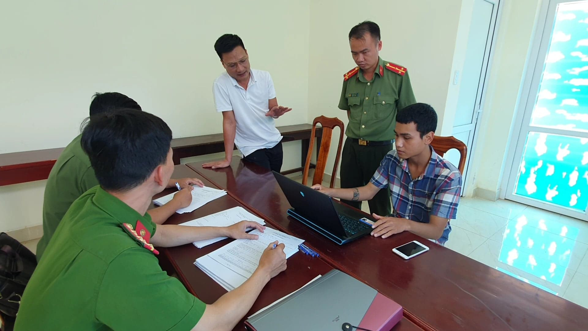 Bắt thanh niên liên tiếp đánh sập hàng loạt website rồi lên mạng khoe