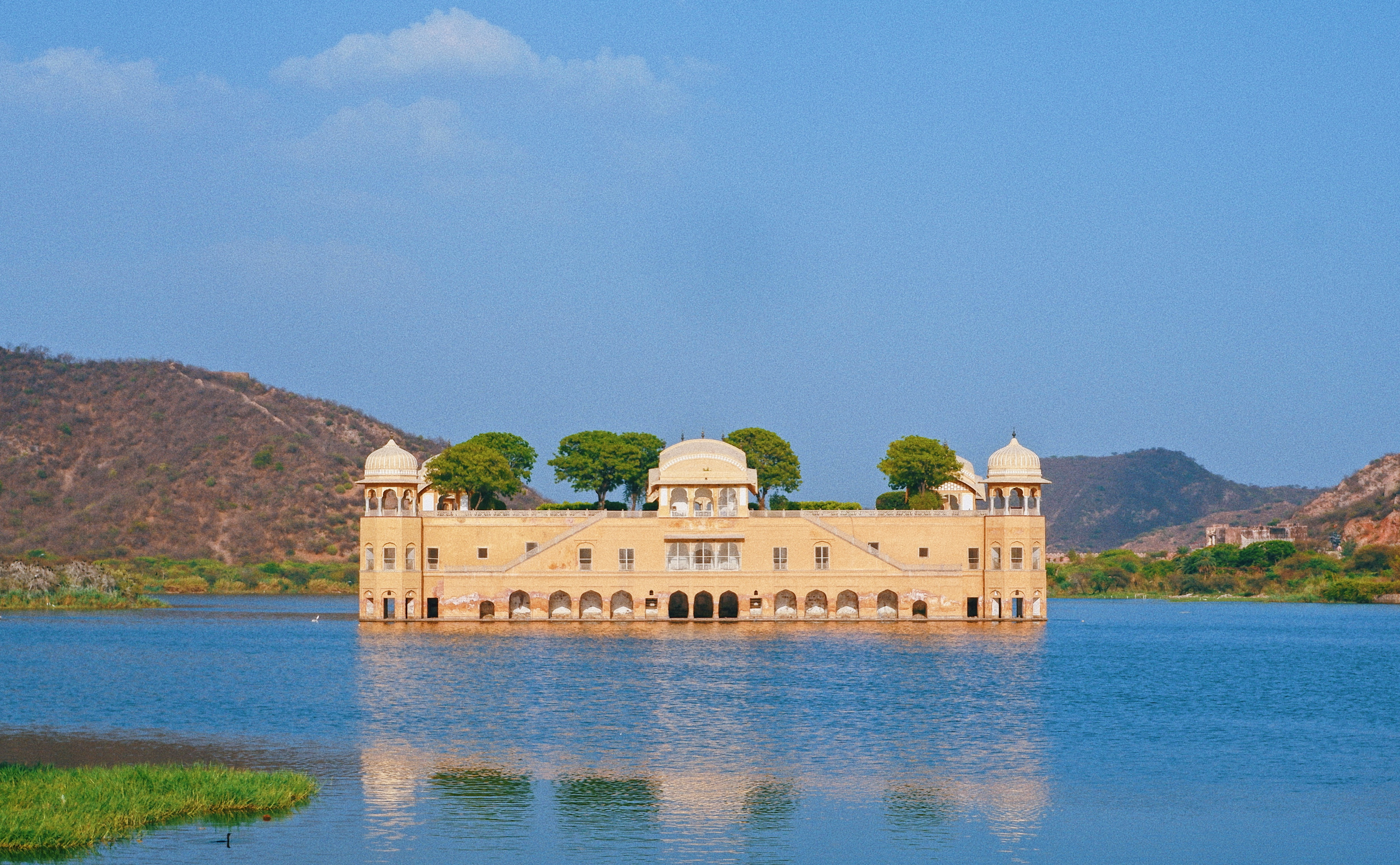 Jal Mahal hay “Cung điện nước” được xem là một trong những cung điện có kiến trúc đẹp nhất Jaipur. Cung điện Jal Mahal có tầm nhìn hướng ra hồ Man Sagar và những ngọn đồi Nahargarh bao quanh đó.
