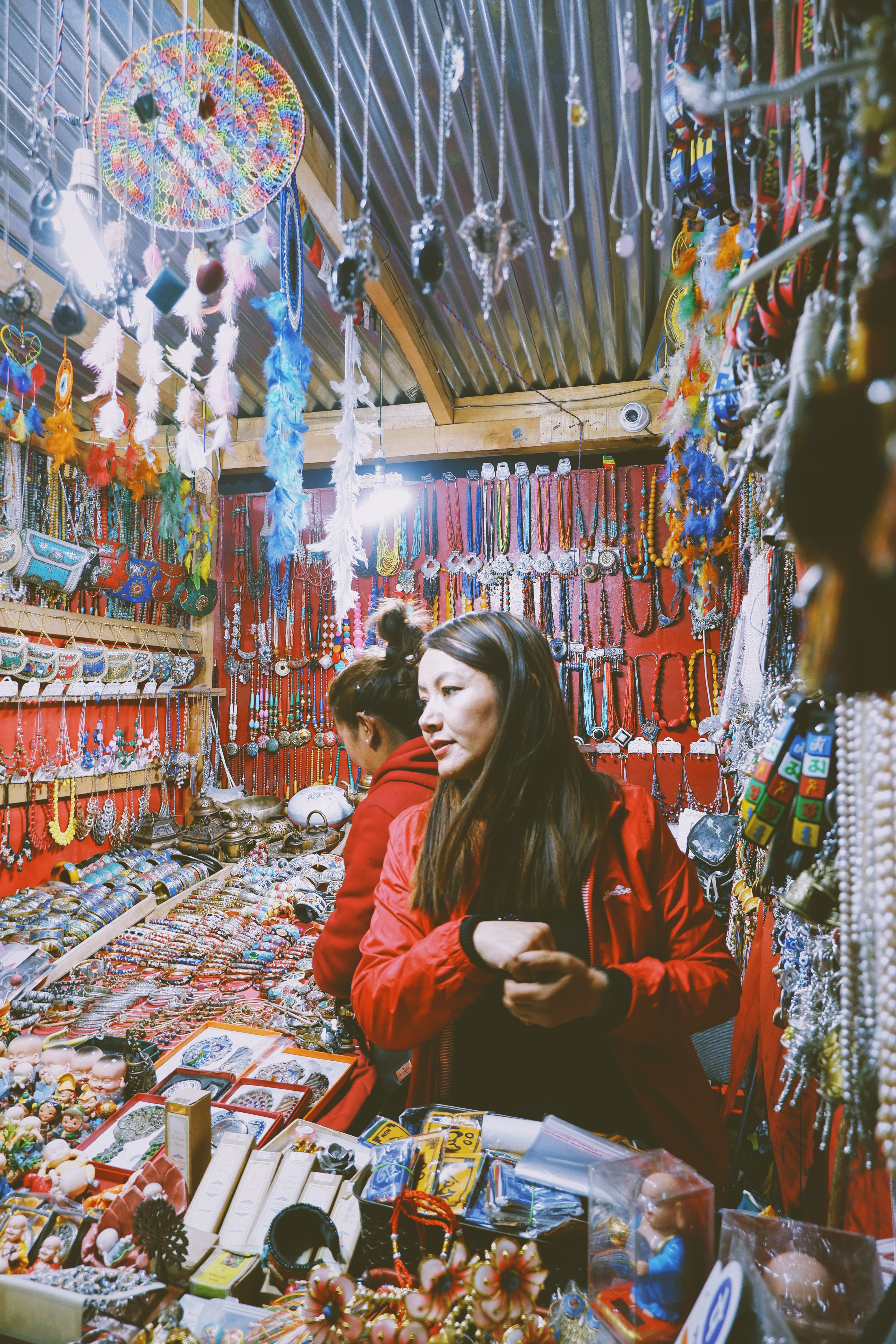 Leh market bày bán chủ yếu là các mặt hàng tơ lụa và may mặc cũng như đồ lưu niệm mang nét văn hoá Phật giáo Tây Tạng
