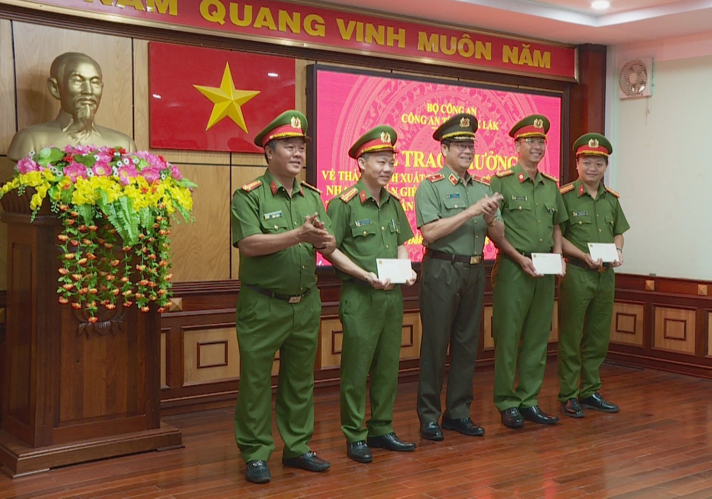 Thưởng nóng 3 đơn vị truy bắt đối tượng đâm chết người sau 3 ngày ra tù