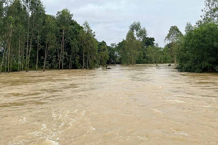 Đang tìm kiếm 2 người bị nước cuốn trôi khi băng qua sông Na