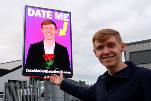 23 tuổi chưa một lần yêu, chàng trai in ảnh lên bảng quảng cáo tìm bạn gái