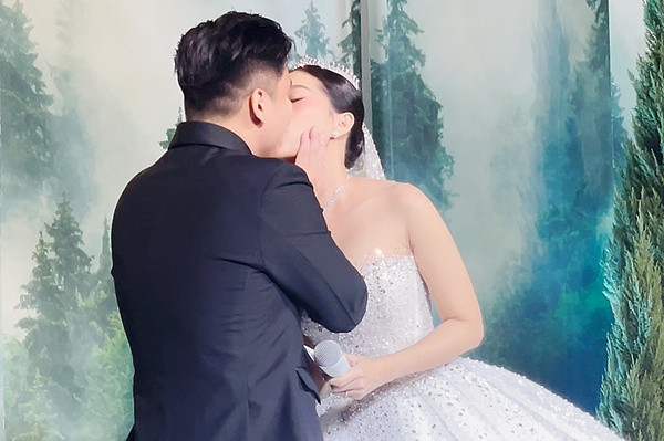 MC Liêu Hà Trinh hôn chồng doanh nhân đắm đuối trong lễ cưới