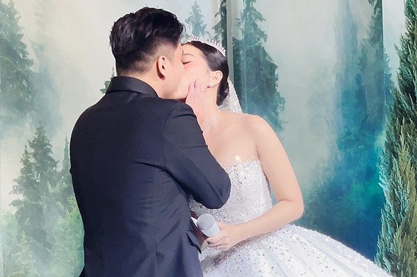 MC Liêu Hà Trinh hôn chồng doanh nhân đắm đuối trong lễ cưới