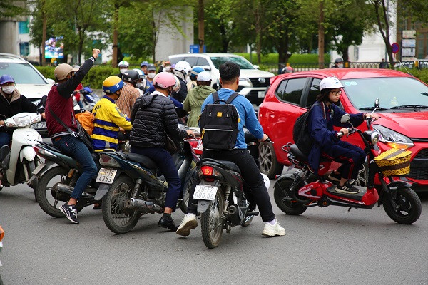 Đường Nguyễn Trãi kín phương tiện, xe máy hỗn loạn lao trên vỉa hè