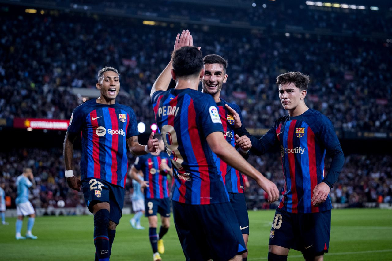 Chiến thắng nhọc nhằn, Barca trở lại ngôi đầu La Liga. Dù cùng có 22 điểm như Real Madrid nhưng hơn đội bóng Hoàng gia về hiệu số. Ở vòng đấu tới Barca sẽ làm khách trên sân của chính đại kình địch