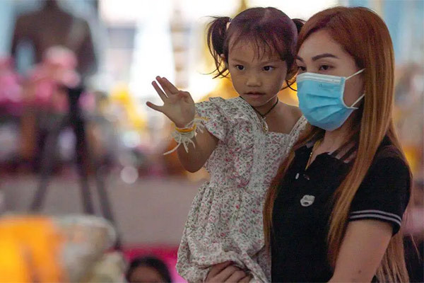 Gặp bé gái duy nhất sống sót vì ngủ say trong vụ thảm sát ở nhà trẻ Thái Lan