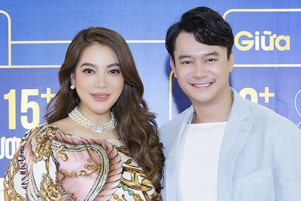 Trương Ngọc Ánh cùng bạn trai kém 14 tuổi tình tứ ở Hà Nội