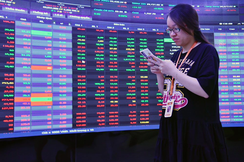 Cổ phiếu ngân hàng nhuộm đỏ, cầu bắt đáy giúp VN-Index hồi lên trên 1.040 điểm