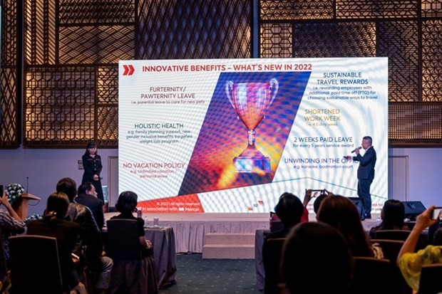 Companies pay same starting salary for new graduates from Vietnam and abroad hinh anh 1