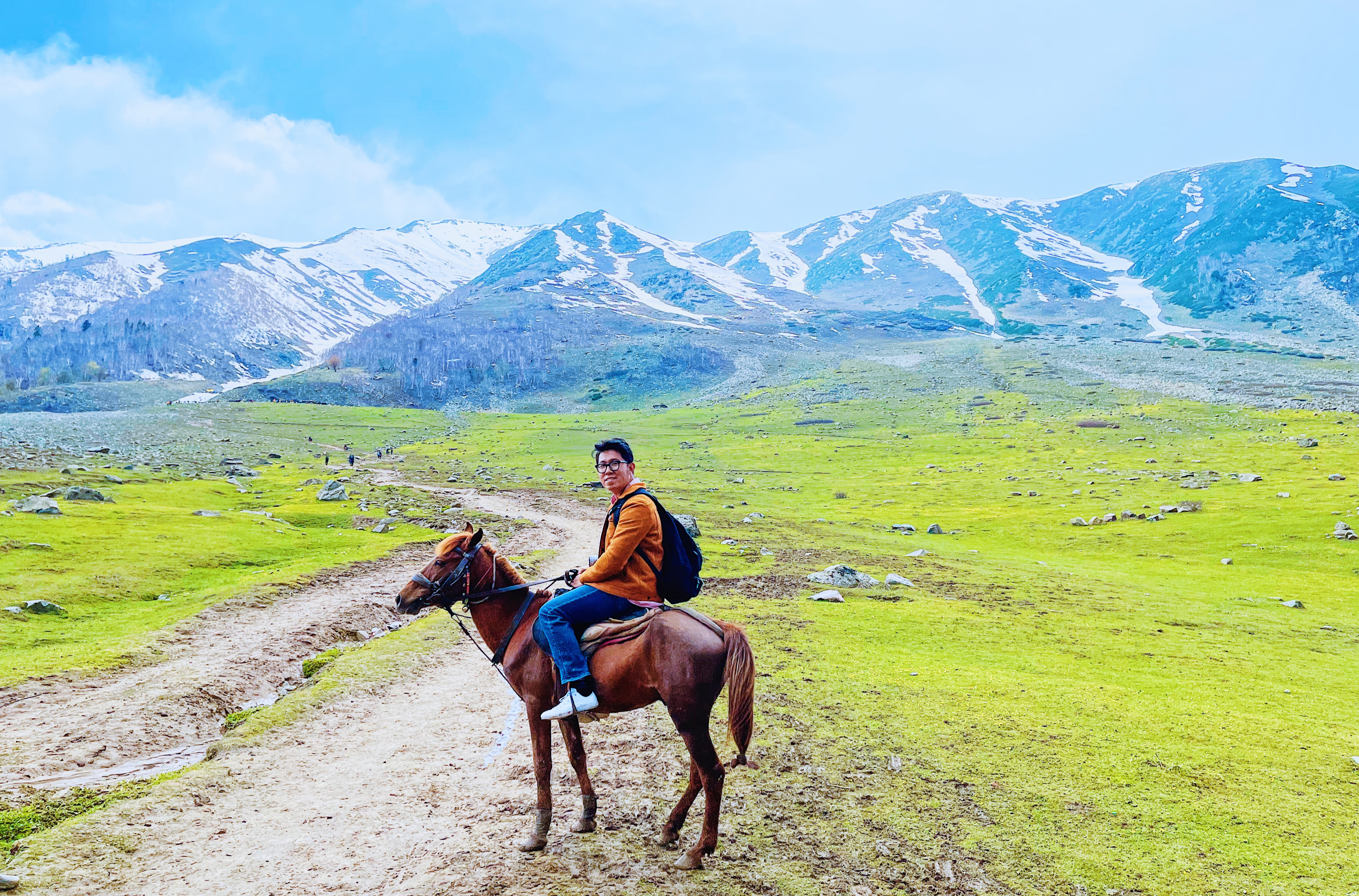 Tại đây, du khách có thể thuê ngựa để đi lên đỉnh núi tuyết.