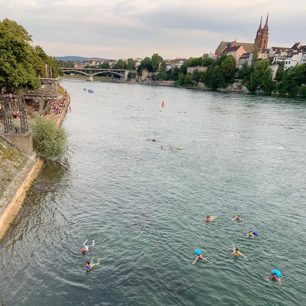 Du khách 'mắt tròn mắt dẹt' nhìn dân Thụy Sĩ bơi từ chỗ làm về nhà