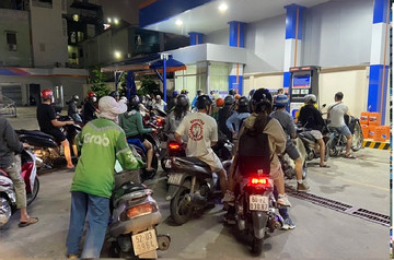 People queue to buy petrol amid serious shortages in HCM City