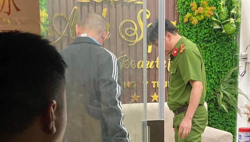 Sát hại người yêu trong quán spa, gã trai đâm dao vào bụng tự tử
