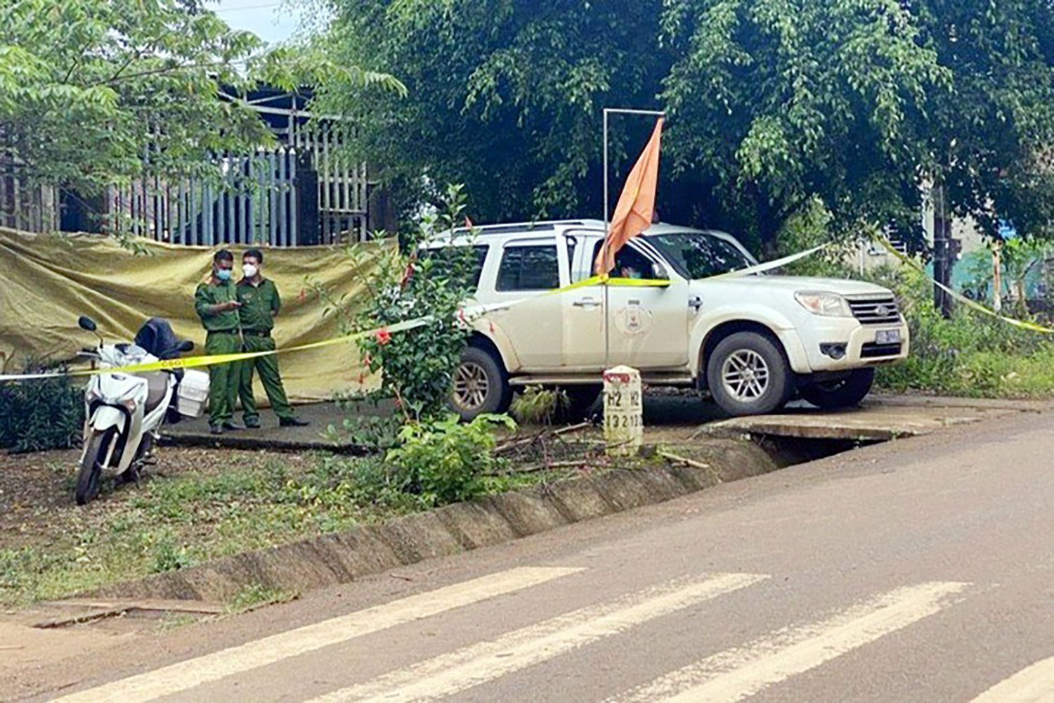 Cha dượng bắn chết con trai riêng của vợ rồi uống thuốc sâu tự tử