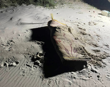 Phát hiện thi thể người phụ nữ biến dạng bên bờ biển